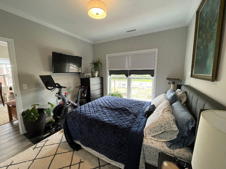 Bedroom - 320 Howe Ave