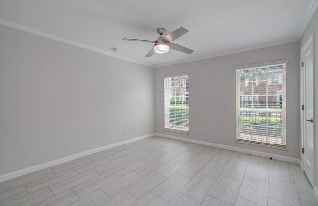 Building Photo - 355 N Post Oak Ln