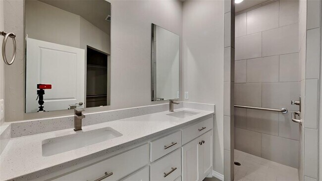 Building Photo - 8012 Labelle Dr