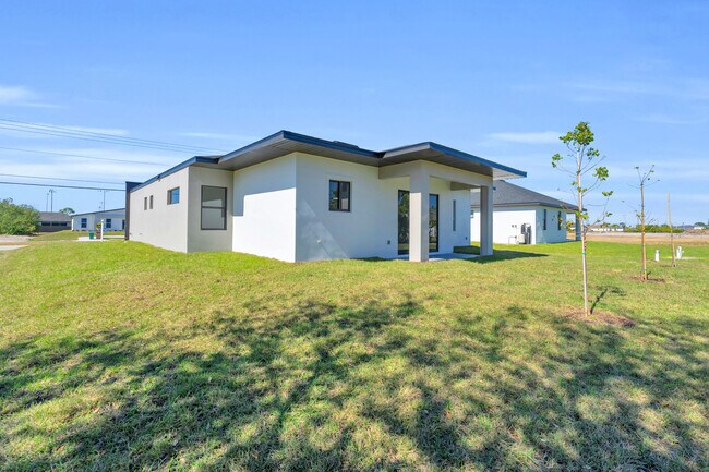Building Photo - 1021 Chiquita Blvd N