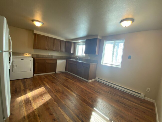 Building Photo - Move-in special!  One month free rent! 2-bedroom 1 bath Great Spokane Valley Location-New carpet ...