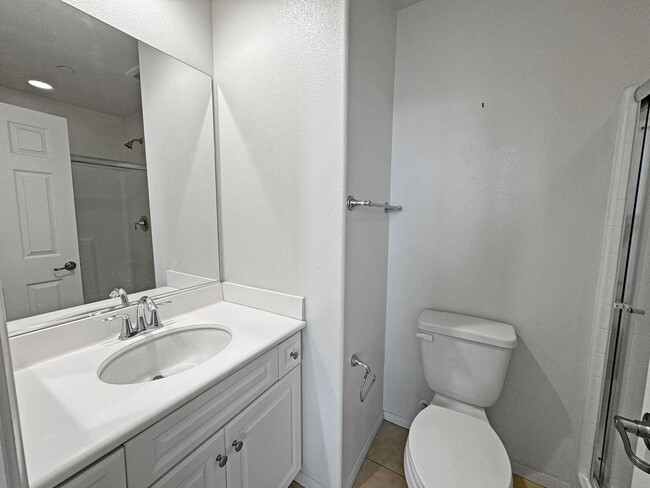 Building Photo - Spacious 3Bd/3.5Ba Home With All Primary B...