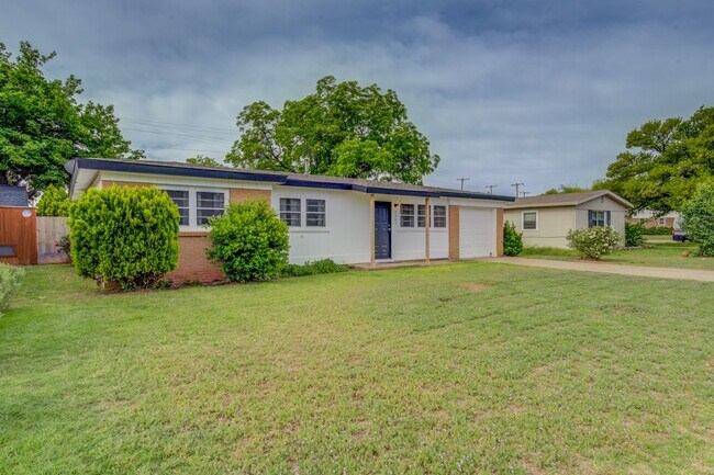 Building Photo - Charming Updated 3 Bedroom