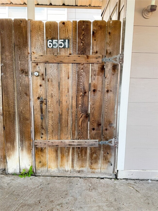 Building Photo - 6551 S Briar Bayou Dr