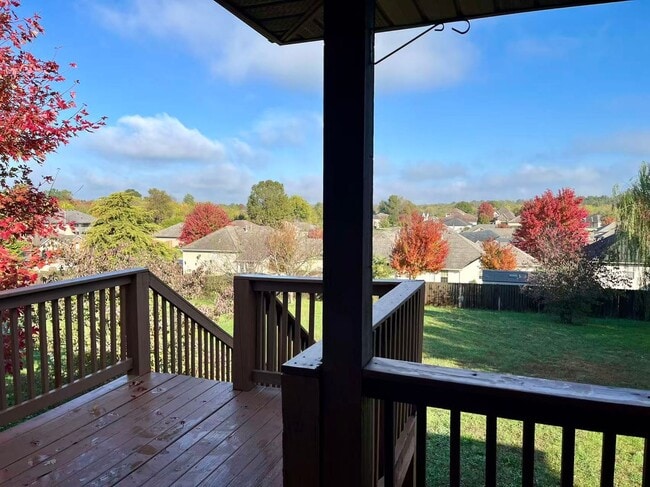 Building Photo - 5 bedroom and 3 bathroom two level house