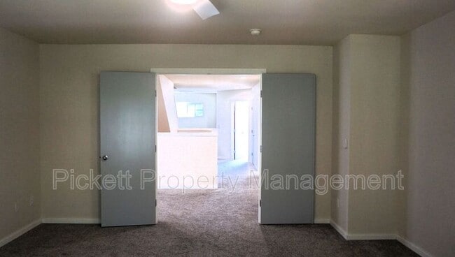 Building Photo - 3040 NE Yale Way
