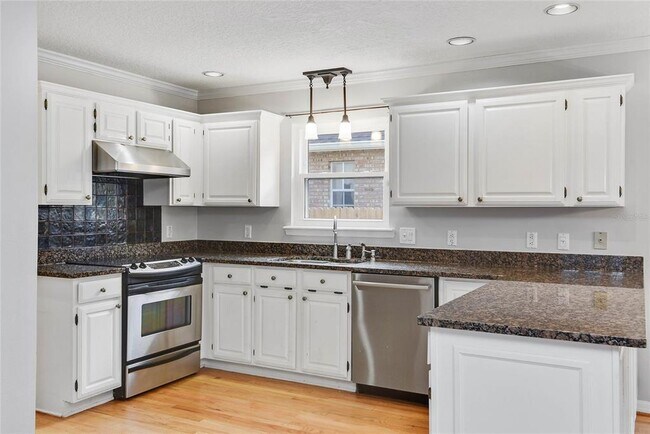 Building Photo - 1580 Oakhurst Ave