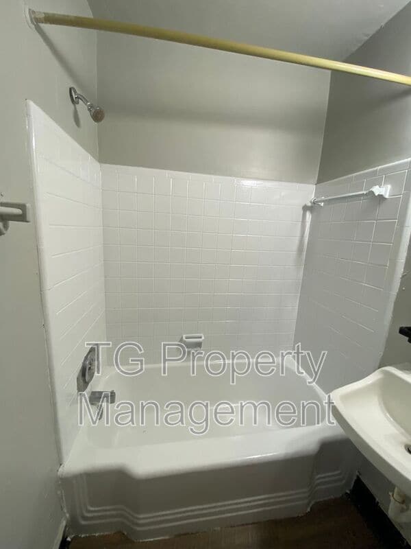 Building Photo - 5205 Hollycrest Dr