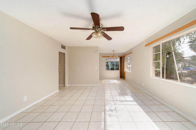 Building Photo - 2416 E Clarendon Ave