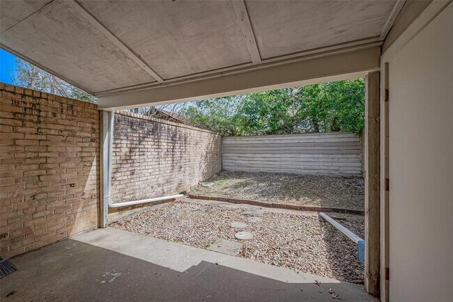 Building Photo - 2030 Plantation Dr