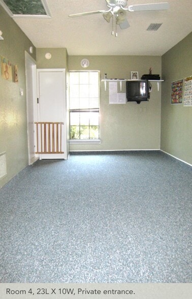 Building Photo - 2406 High Hollow Dr