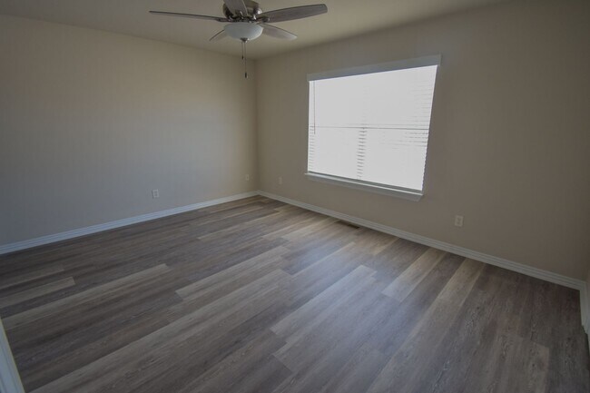 Building Photo - 2 Bedroom 2.5 Bath Townhome in Farmington!