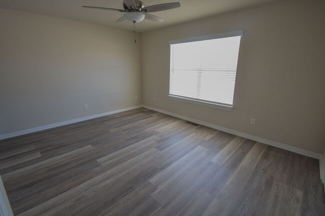 Building Photo - Farmington Townhome Available