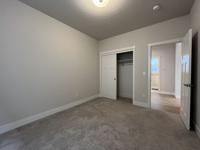 Building Photo - Stunning 2024 Built 5BR Home with Main-Level Suite, EV Charger & Covered Patio Near River Terrace