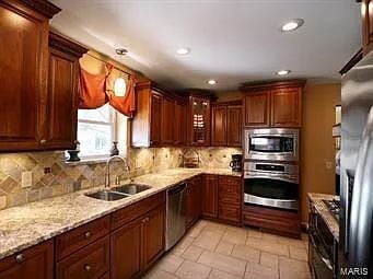 Building Photo - "Charming 3-Bedroom Retreat with 2 Full Baths in Prime Saint Louis Location - 1537 Sq Ft of Comfo...