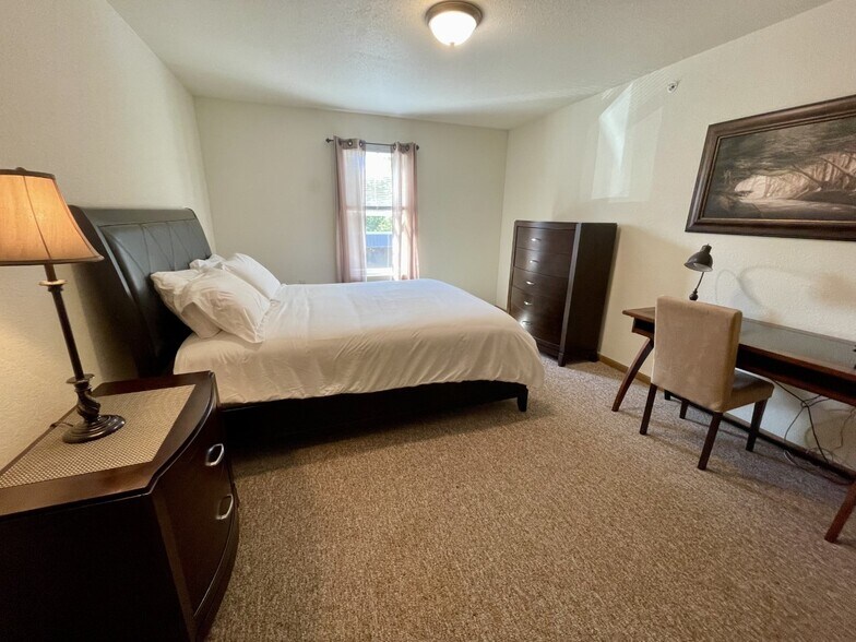 Building Photo - 2440 Southwoods Dr