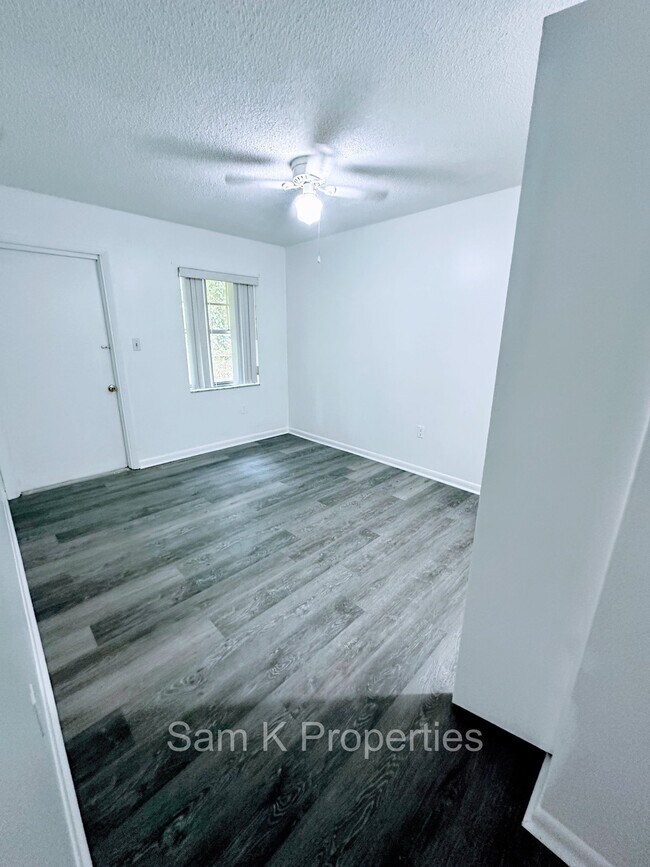Building Photo - 331 W Alamo Dr