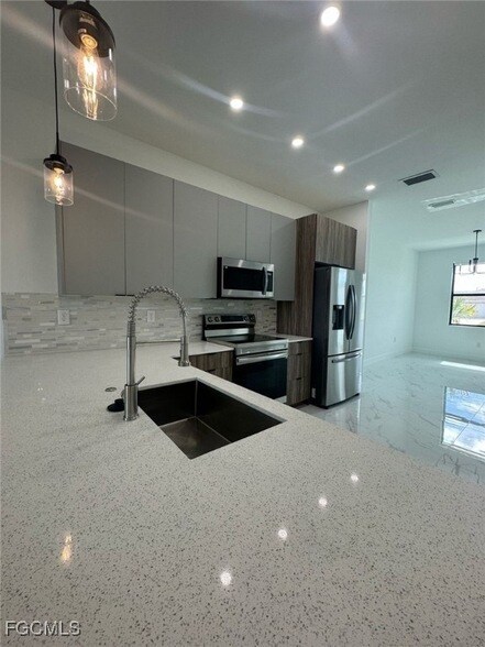 Building Photo - 306 NW 27th Ave