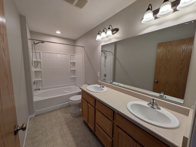 Building Photo - 3 bed / 3 bath House in Deforest!