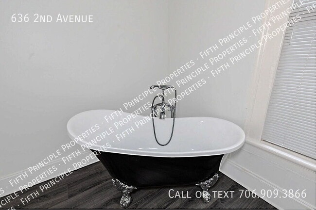 Building Photo - 636 2nd Ave