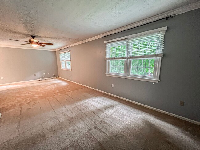 Building Photo - Remarkable Home With Spacious Deck And Detached Parking In A Quiet Cul De Sac In Woodbine Woods