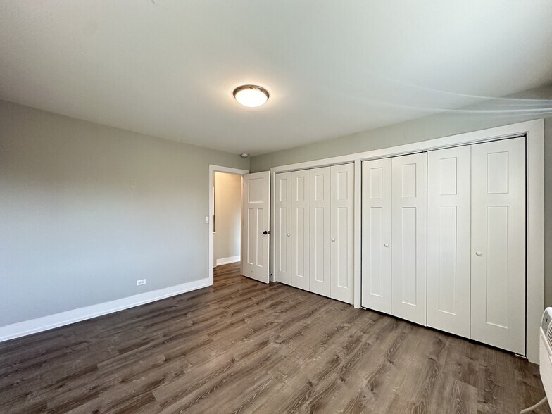 Building Photo - 533 W Surf St