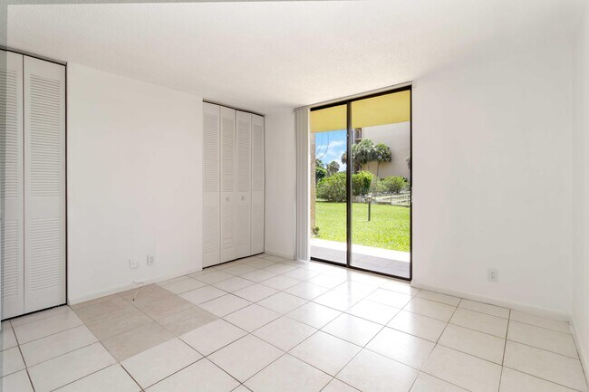 Building Photo - 2820 Tennis Club 204 Dr