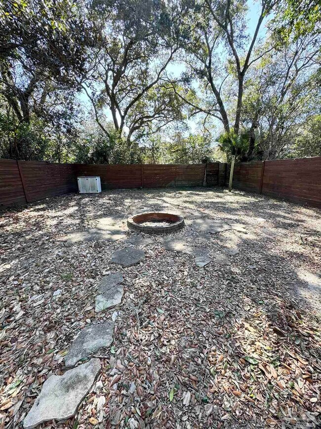 Building Photo - 1010 Hawthorn Dr