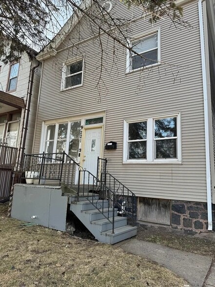 Building Photo - 221 E 5th St