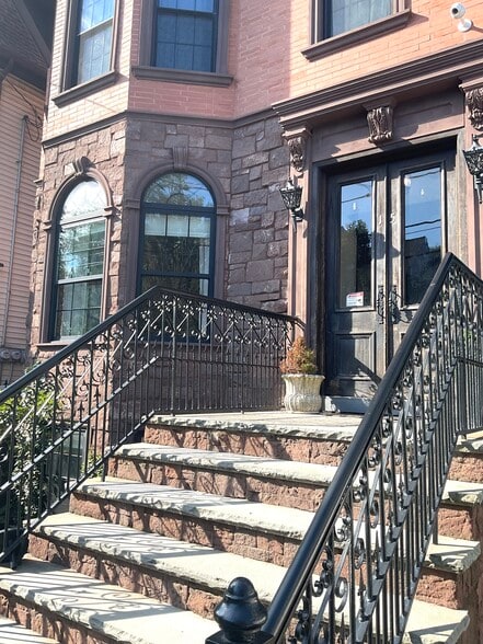 Building Photo - 15 49th St