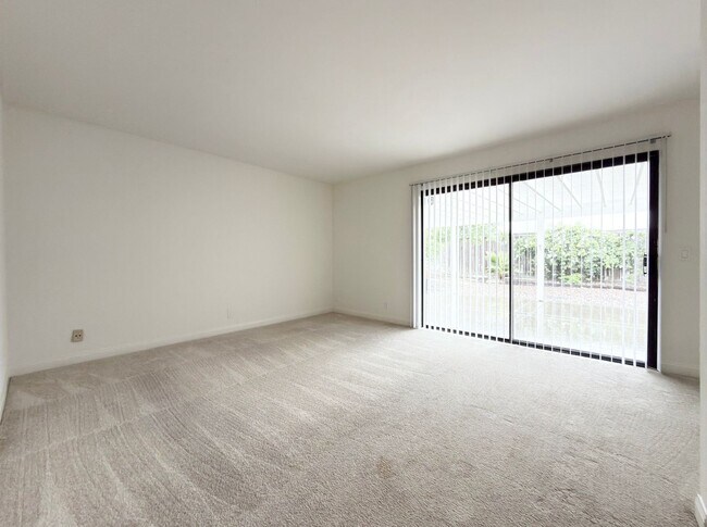 Building Photo - Centrally Located Single Level in Oceanside!