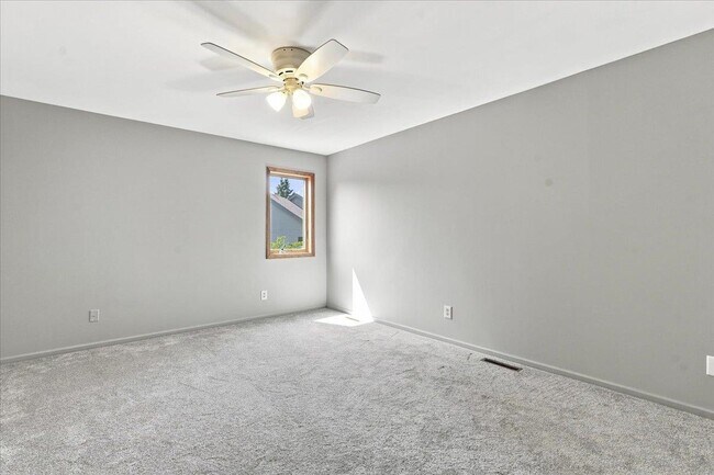 Building Photo - 911 Thomas Dr
