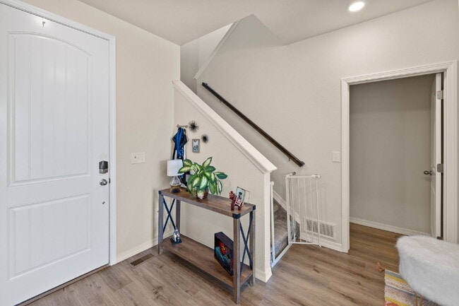 Building Photo - Bright and Beautiful Home with Gourmet Kitchen & Hardwood Floors