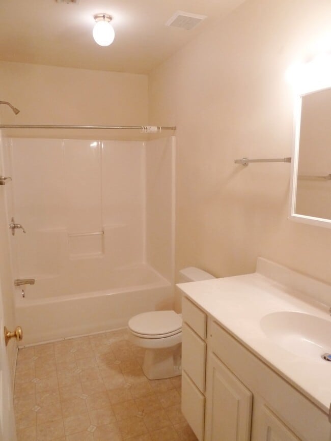 Building Photo - Awesome location for this spacious 4br 2ba...