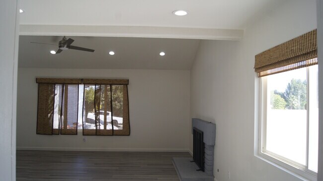 Building Photo - 27403 Garza Dr