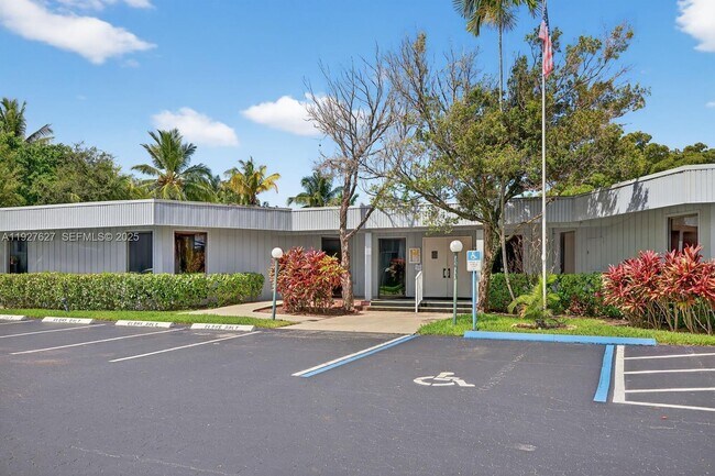 Building Photo - 116 Royal Pk Dr