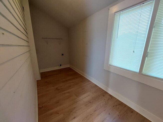 Building Photo - Gorgeous 3 bedroom, 1 bath home south of Haysville