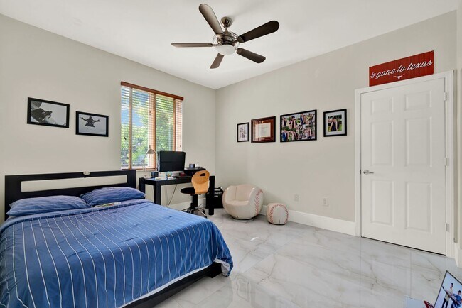 Building Photo - Elegant 4-Bedroom Pool Home in Exclusive G...