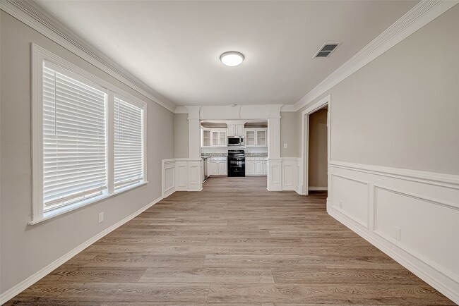 Building Photo - 5831 Annunciation St