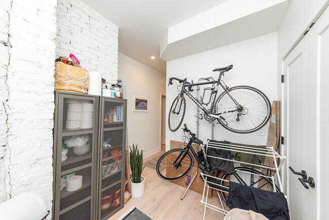 Building Photo - 1336 W Bryn Mawr Ave