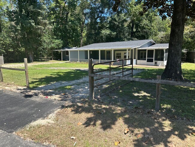 Building Photo - 2 Bedroom Home Available Now
