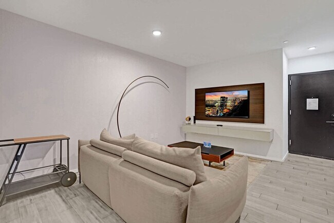 Building Photo - 398 NE 5th St