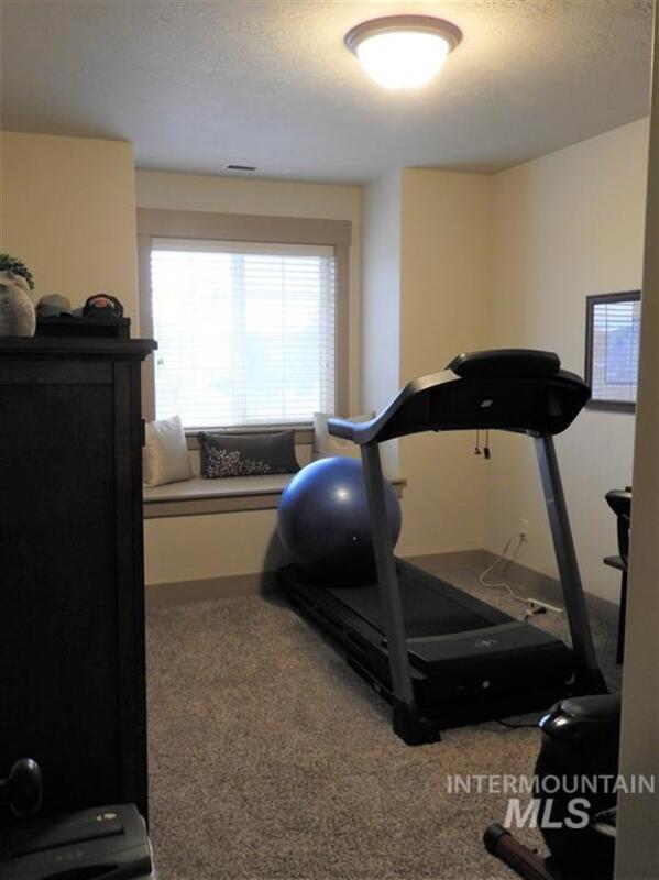 Building Photo - 2084 W Pine Ave