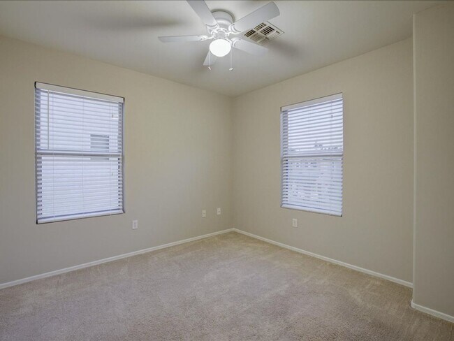 Building Photo - 2 Bedroom, 2.5 Bath