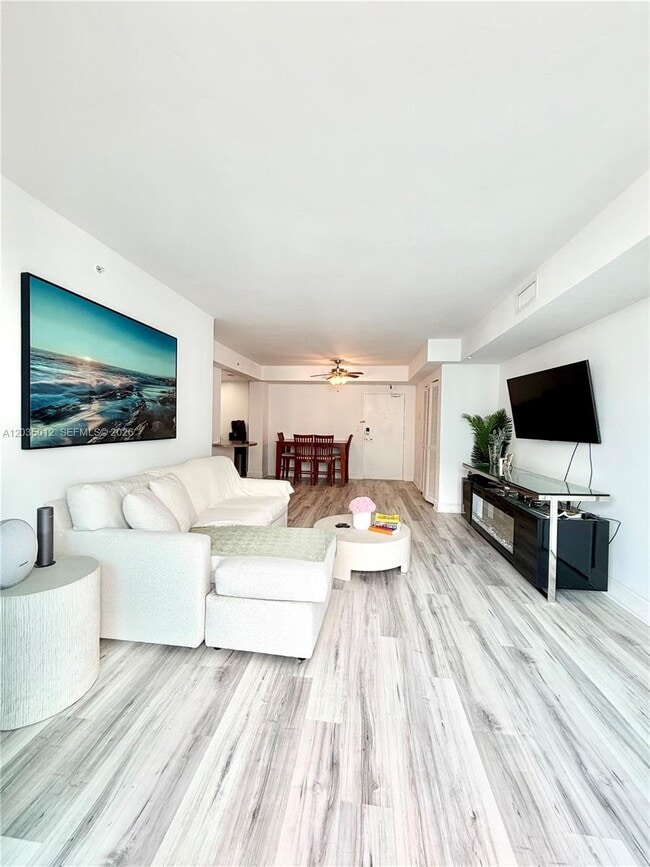Building Photo - 7501 E Treasure Dr