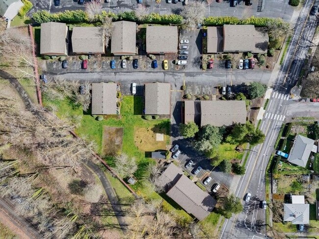 Building Photo - 2 bedroom Available! Pet's welcome!