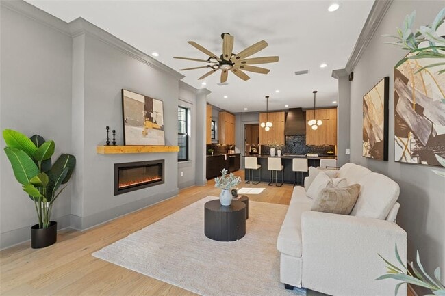 Building Photo - 807 W Park Ave