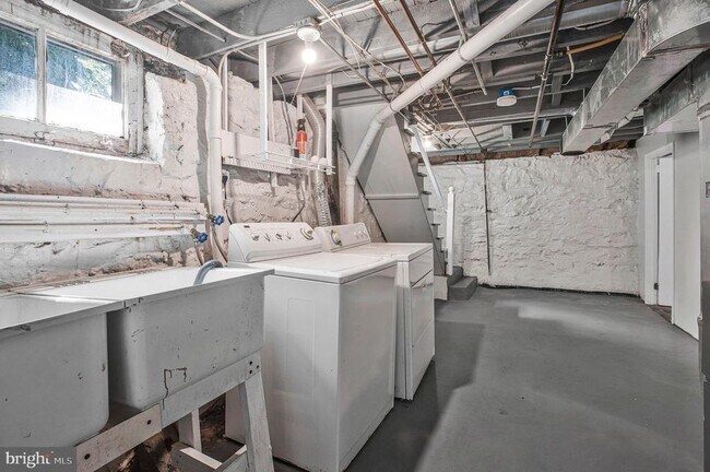 Building Photo - 508 Cording Ave