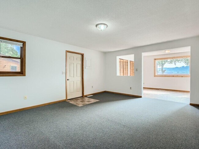 Building Photo - 747 Quixote Ave N