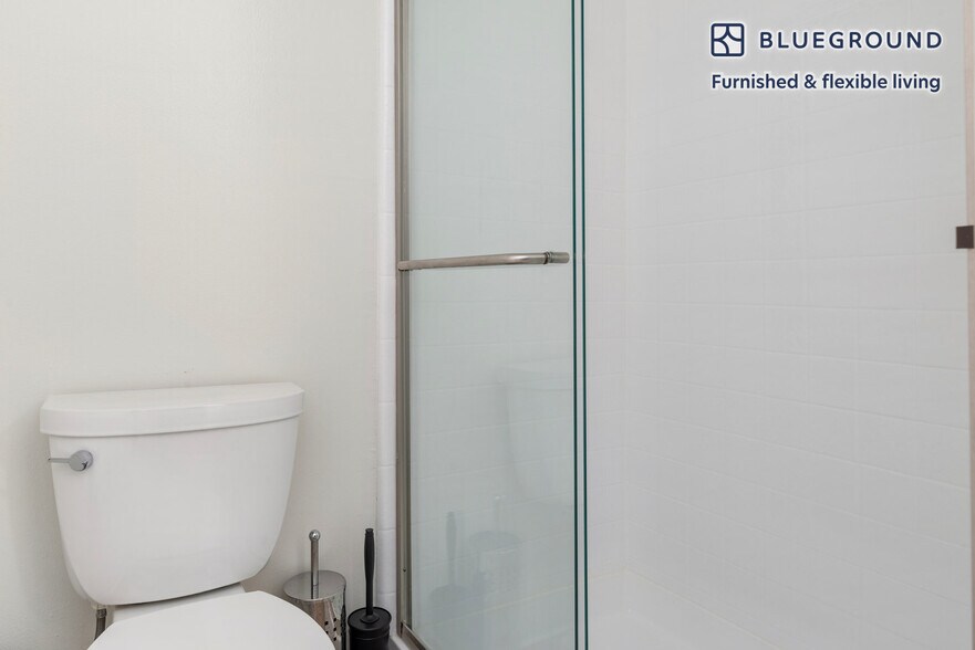 Building Photo - 141 Wellesley Cres